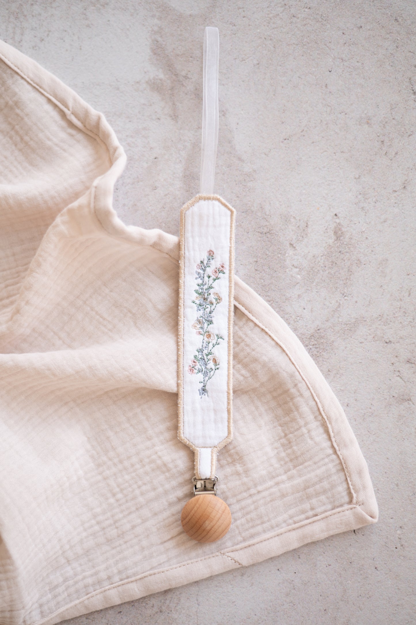 Dummy Clip with floral embroidery