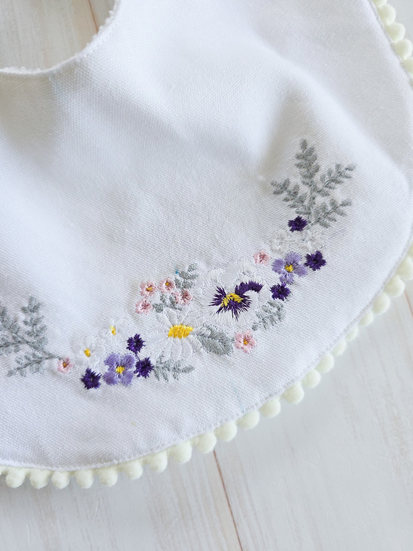 Round Bib- White linen with Flower embroidery